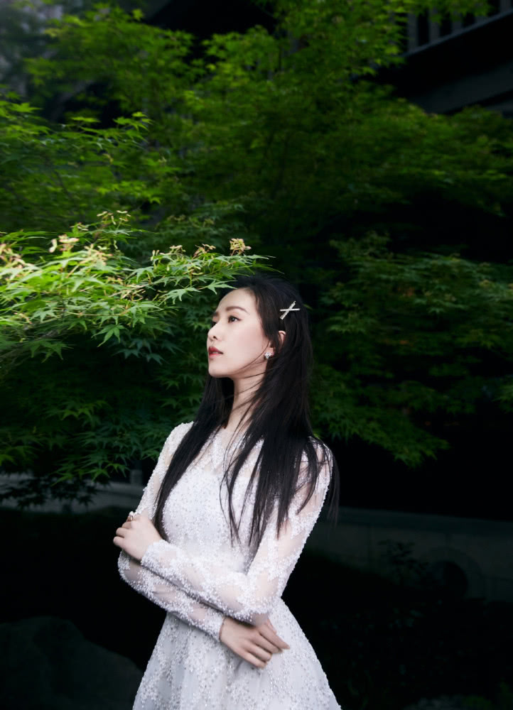 刘诗诗白色纱裙穿出婚礼效果，肩颈线条如同天鹅，这气质绝了！