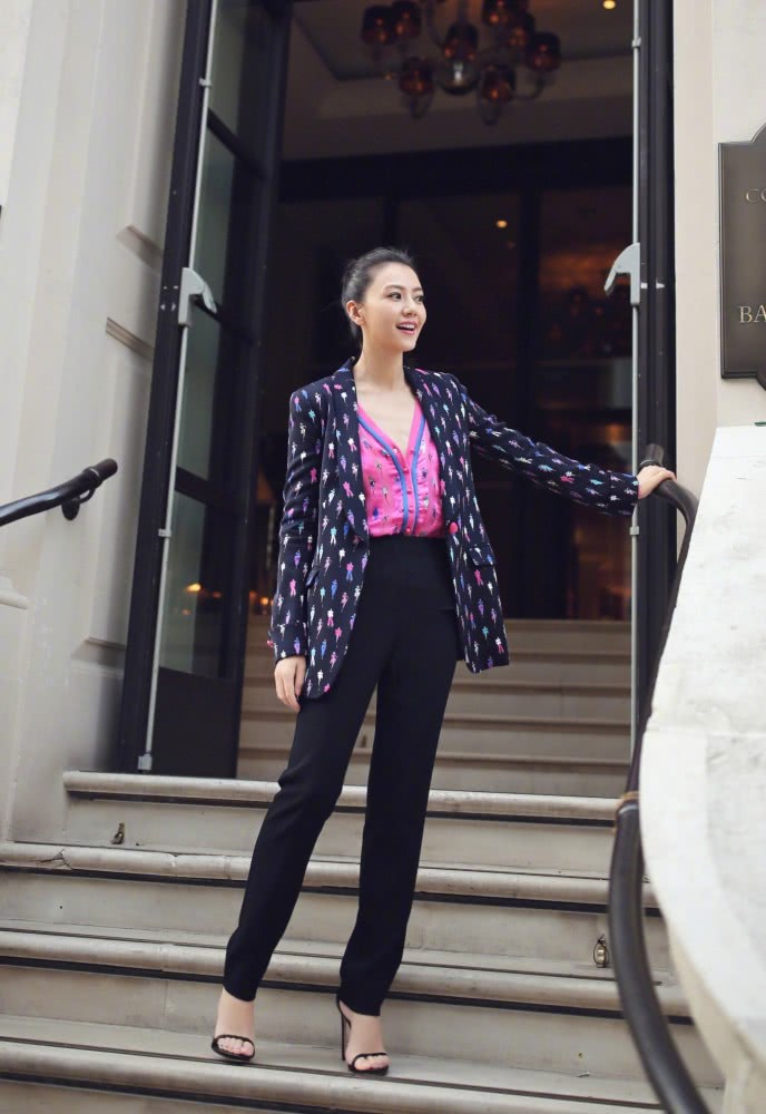 高圆圆穿黑色抹胸纱裙大秀性感,长裙遮住粗腿尽显女神范