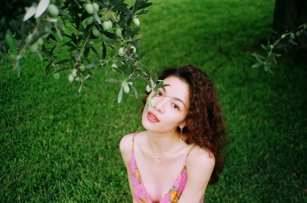 喜欢复古风的女生，不妨烫个羊毛卷