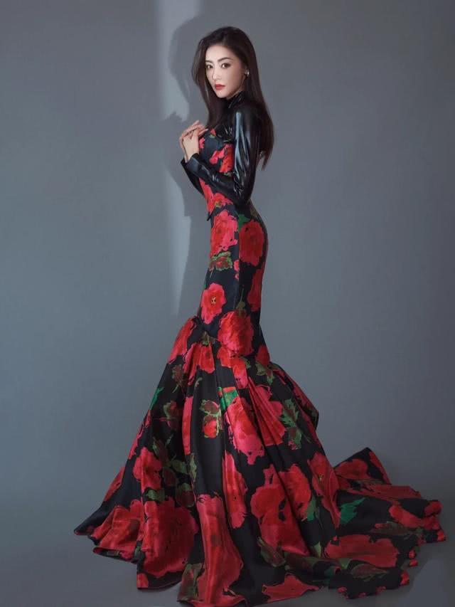 张天爱拉踩江疏影？看她穿包臀裙后我不信了，有这身材还用拉踩？