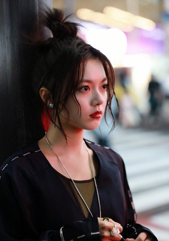 赵今麦轻熟浓妆化身红唇御姐,可塑性太可以了