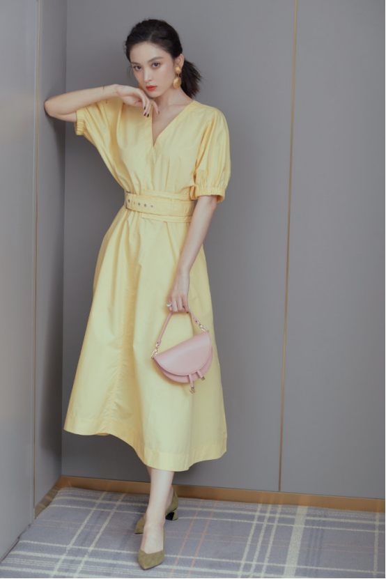 女星淡黄色长裙穿搭大赏,倪妮大气优雅,热巴精致像小公主