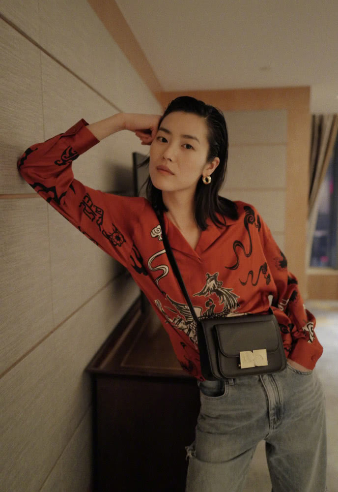 吴宣仪晒私服照,穿刘雯同款仙鹤衬衫配牛仔裤表情可爱太少女