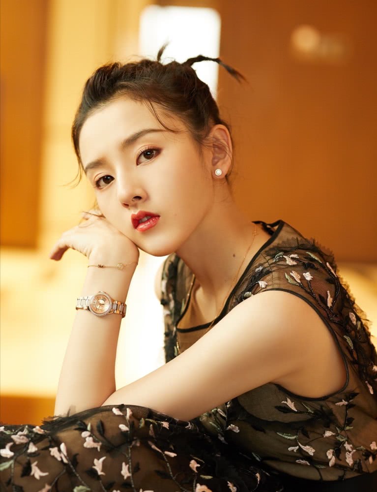 宋祖儿更新穿搭美照,热裤搭配高筒靴再加大长腿太霸屏