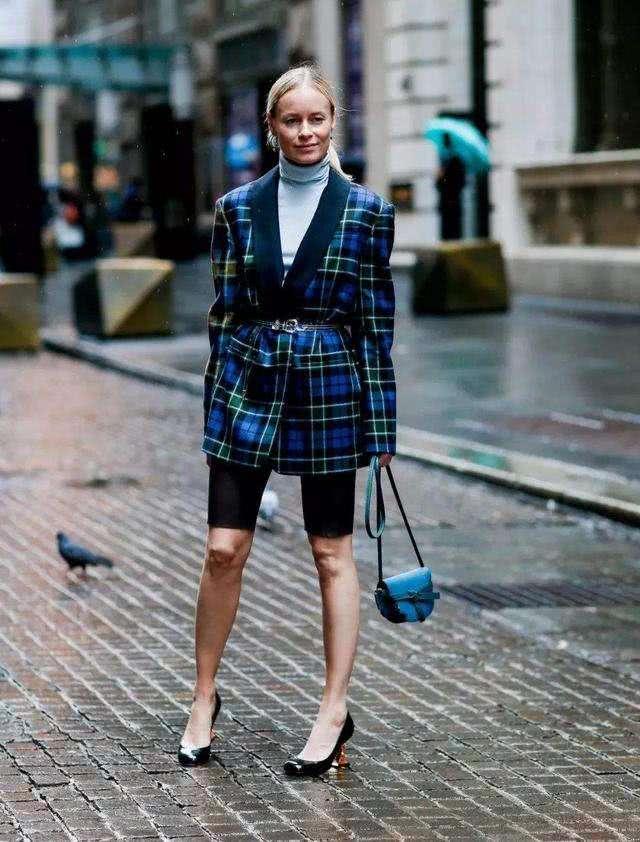 2020流行骑行裤搭配高跟鞋，看似不搭穿上却时髦还显高