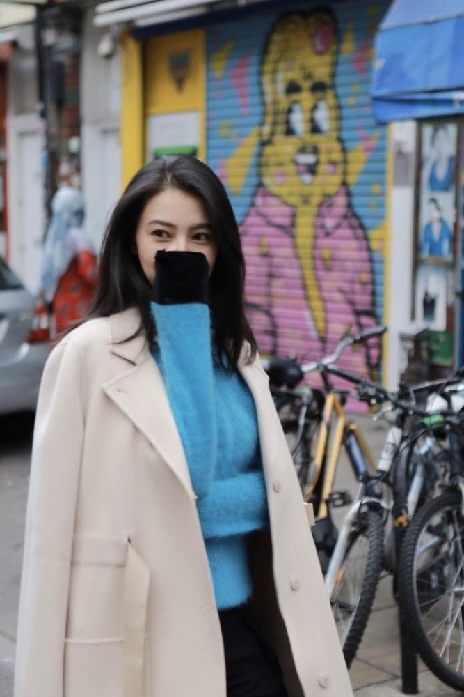 高圆圆穿黑色抹胸纱裙大秀性感,长裙遮住粗腿尽显女神范