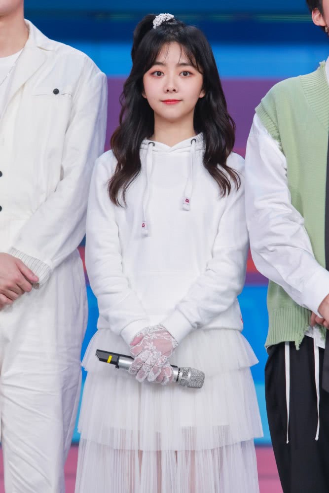 谭松韵穿衣轻纱裙绑个小辫子,看起来只有18岁