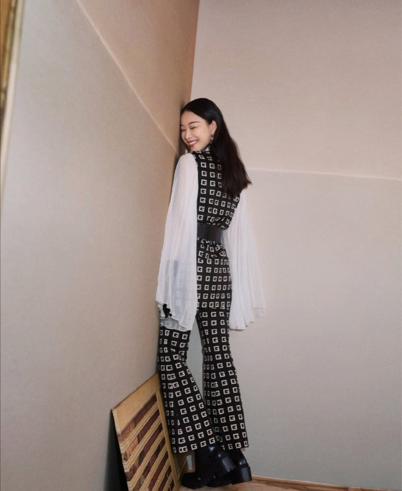 倪妮一袭白色泡泡袖收腰长裙，剑眉英气十足