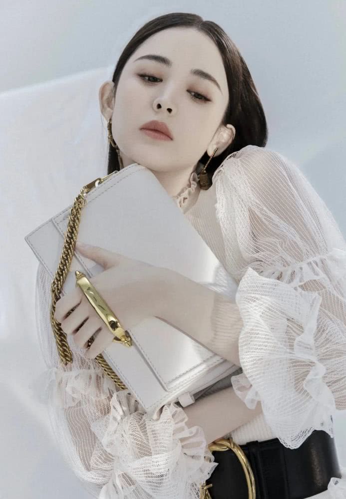 古力娜扎全新大片演绎冷酷职场美人，西装革履气场太强