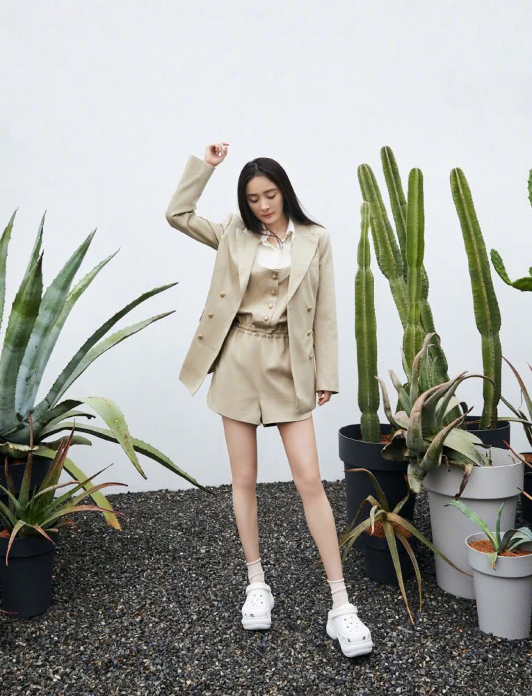 杨幂穿短裤西装配老爹洞洞鞋,这气场太强大了