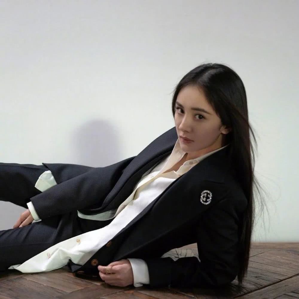 杨幂恋情曝光？不过我们更关心的是漂亮姐姐的时装大片