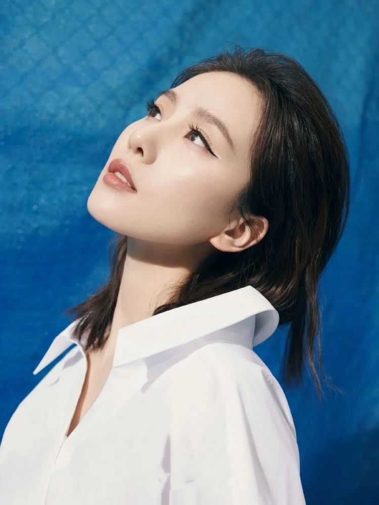 刘诗诗复工出新刊,白衣造型气质温婉