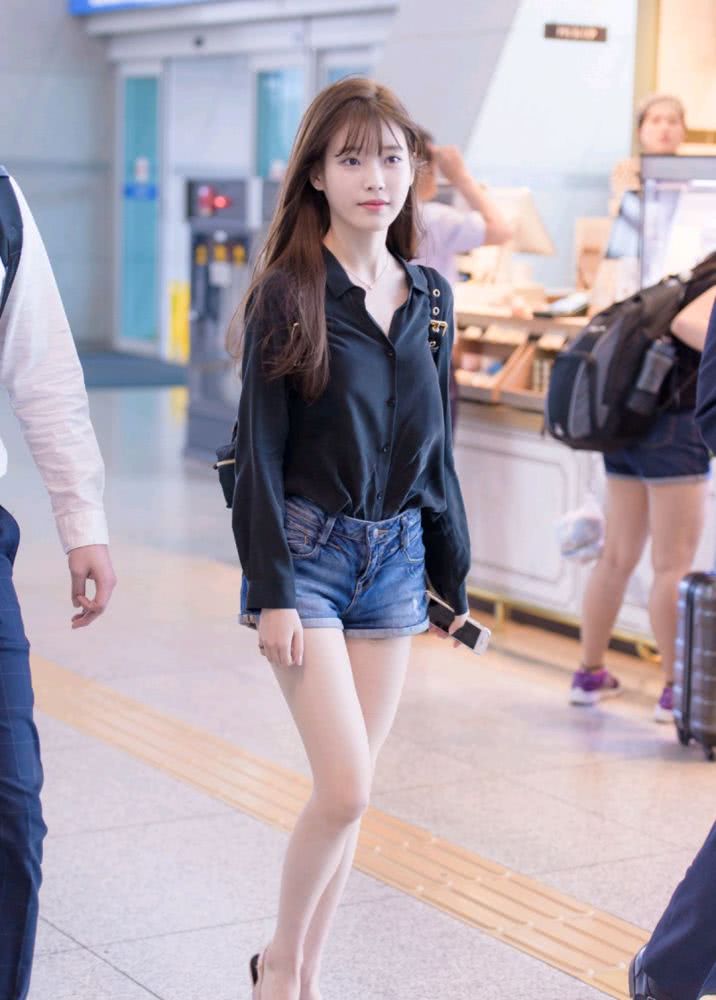 李知恩身穿黑色衬衫配蓝色牛仔热裤,轻松秀出甜美好身材
