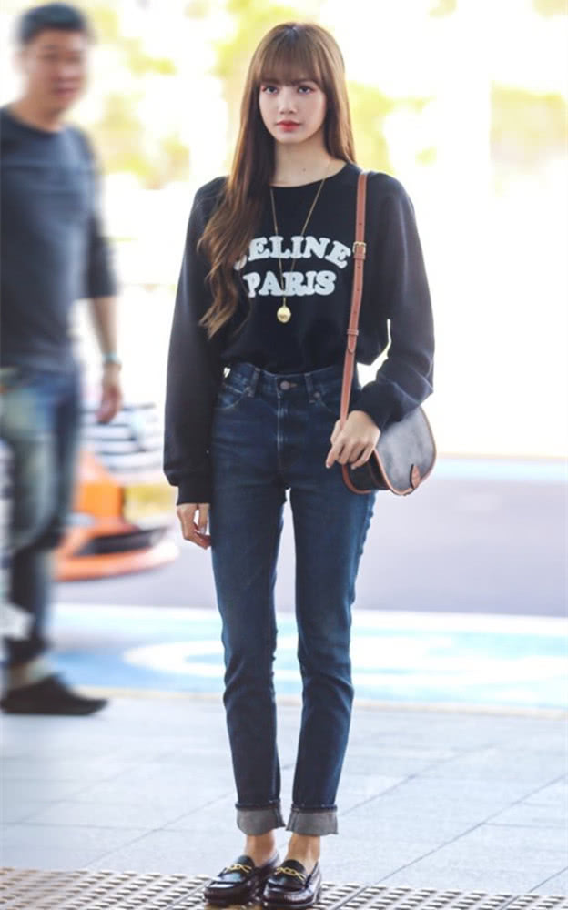 LISA才是《青春有你2》腰最细的?当她带学员跳舞时,全网女生都酸了