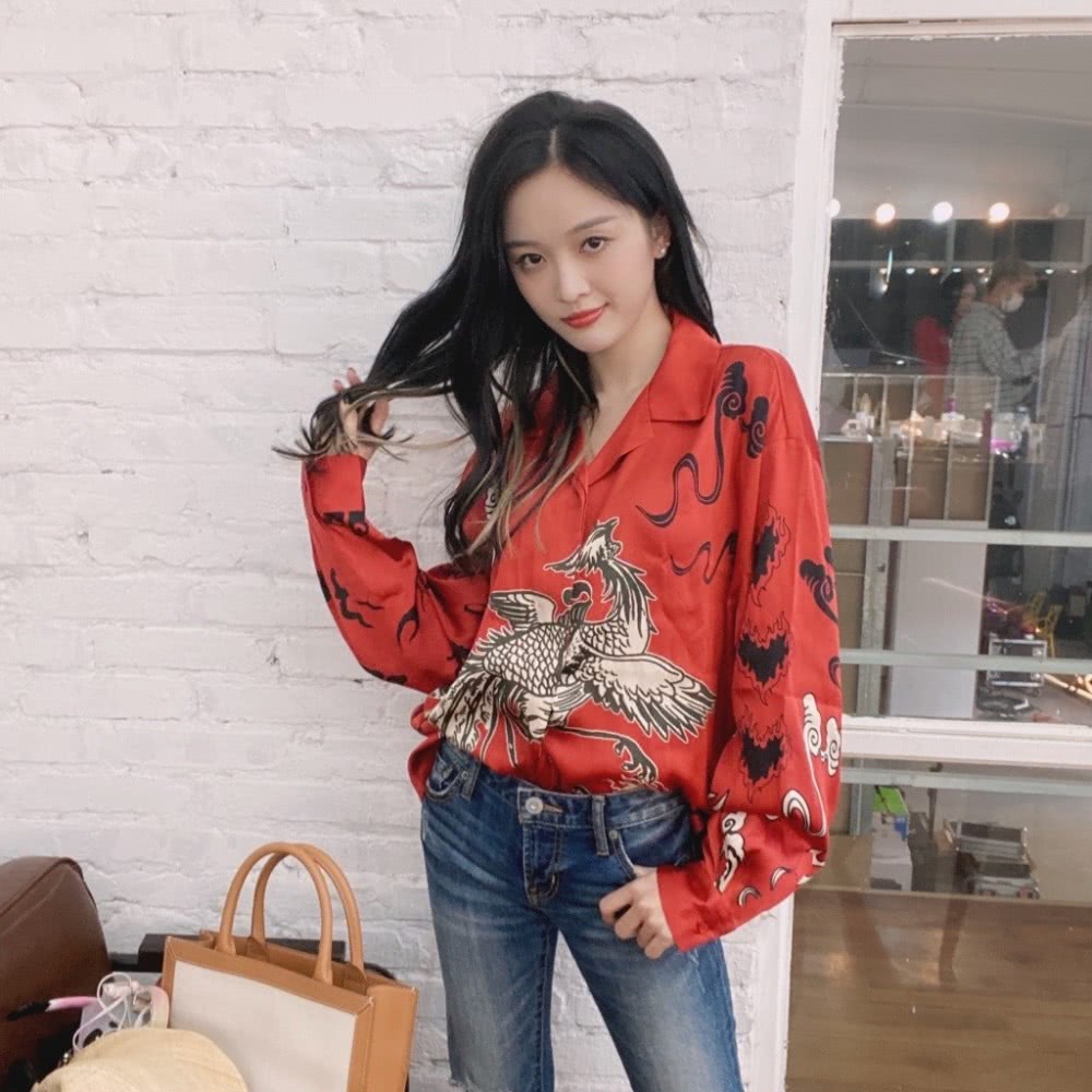 吴宣仪晒私服照,穿刘雯同款仙鹤衬衫配牛仔裤表情可爱太少女