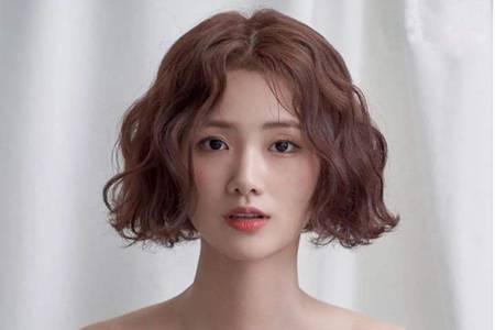 女生短发图片2020最新款发型，甜美羊毛卷减龄又时尚