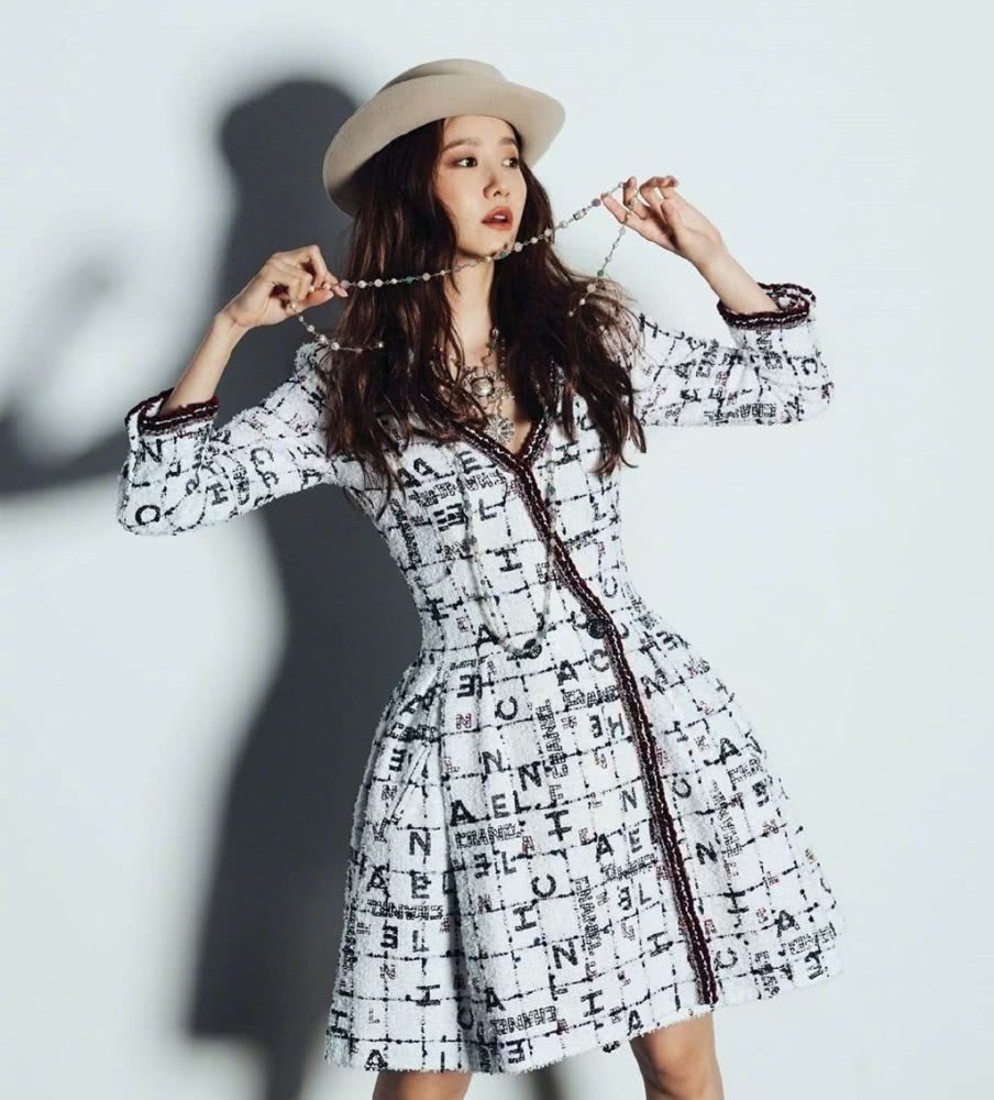 林允儿穿V领粗花呢裙配毛毡帽,满满的高级感