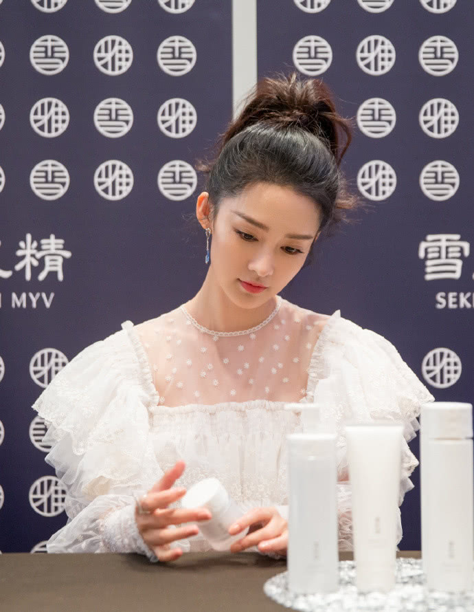 李沁穿波点上衣美成小仙女,搭对短裤腿又细一圈