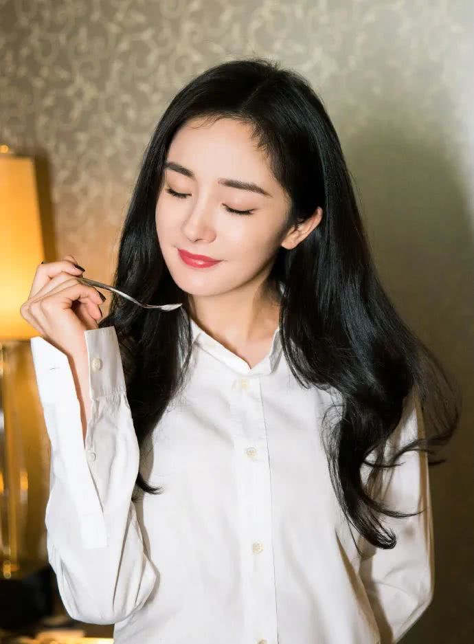 杨幂顶着“高原红”拍时尚杂志,高级感一点都不差