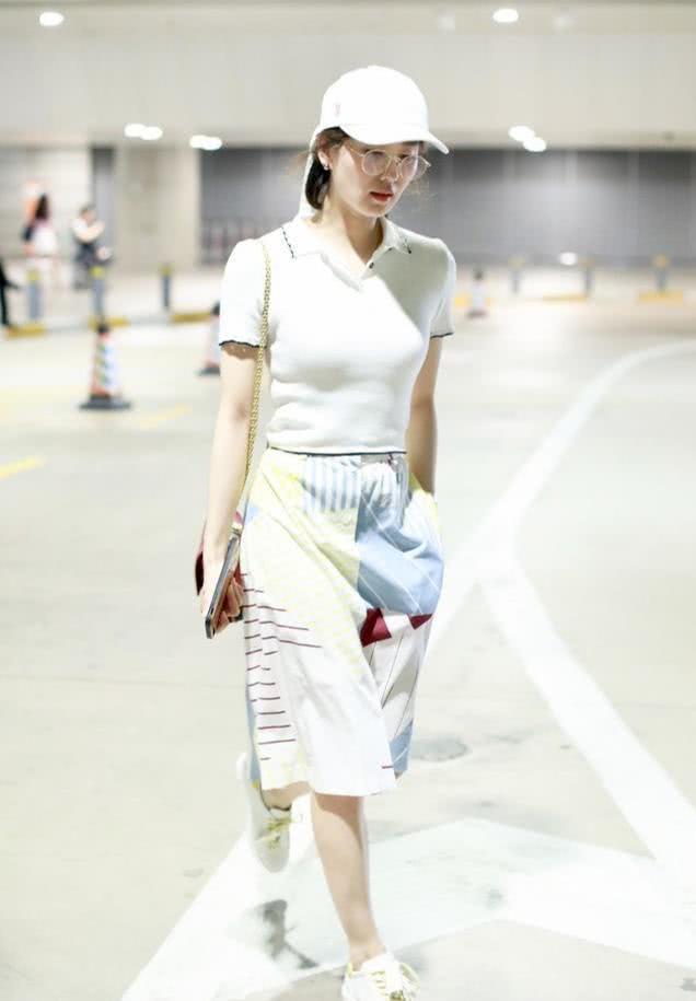 刘诗诗白色POLO衫配花布裙，穿搭效果气质超群