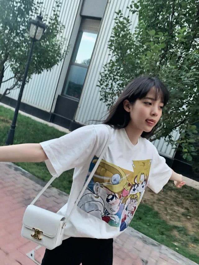 欧阳娜娜晒最新穿搭,网友大呼被惊艳