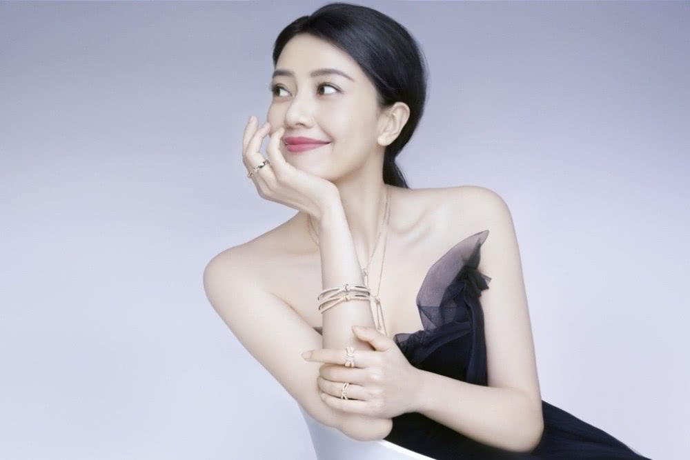 高圆圆穿黑色抹胸纱裙大秀性感,长裙遮住粗腿尽显女神范