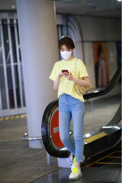 乔欣穿缎面连衣裙中间开高叉,高级又大气