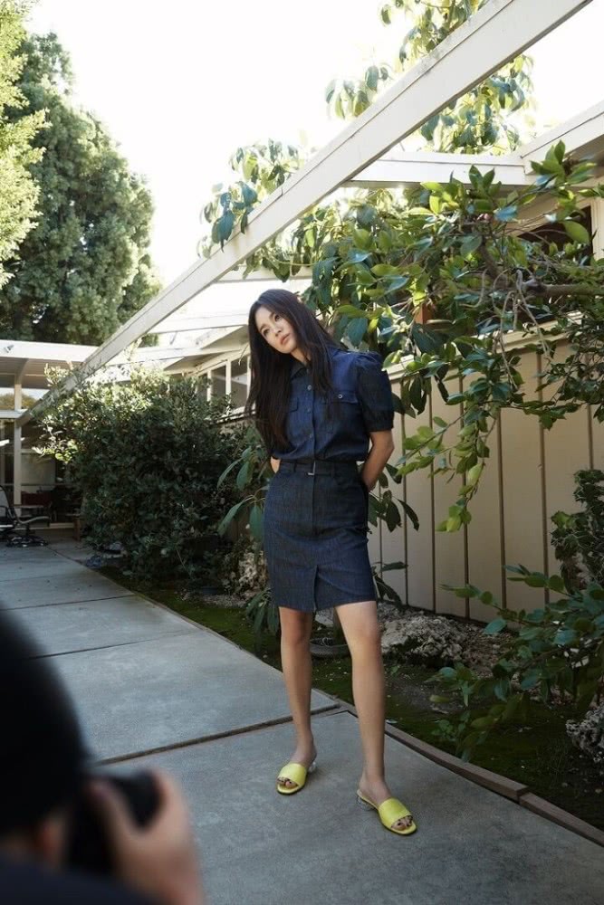 宋慧乔2020最新画报，一袭格纹吊带裙超减龄