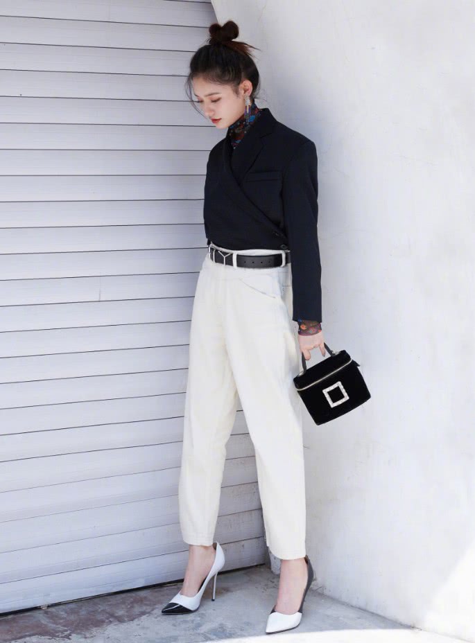 林允穿西装都能塞进裤子里,腰有多细都不知道