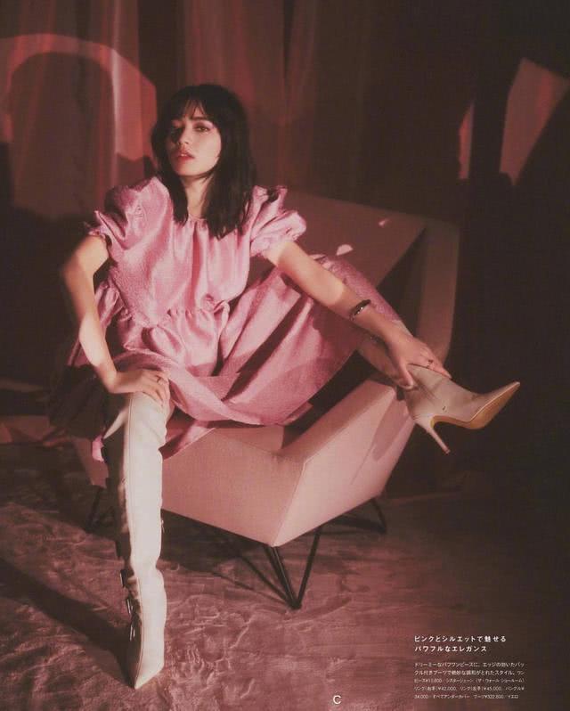 小松菜奈大换风格，粉色连衣裙满屏的少女感