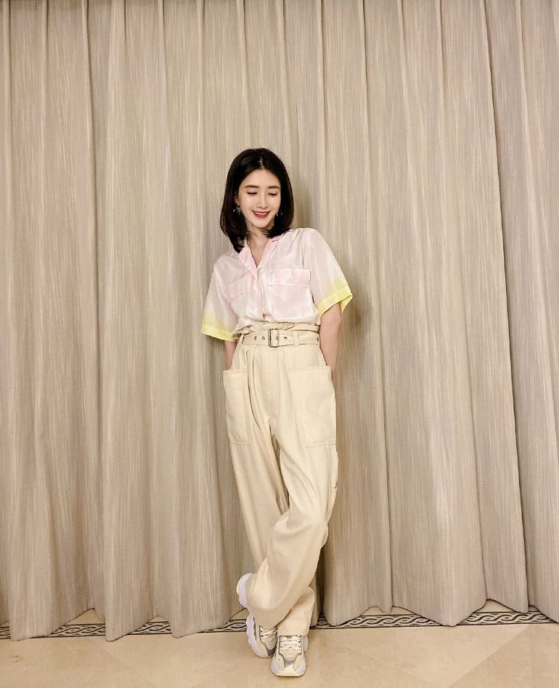 江疏影晒私服照,穿浅粉色衬衫短袖配工装裤,大长腿帅气满分