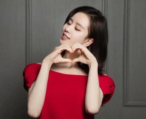 刘诗诗搭配红裙性感霸气，“锁骨杀”太好看了