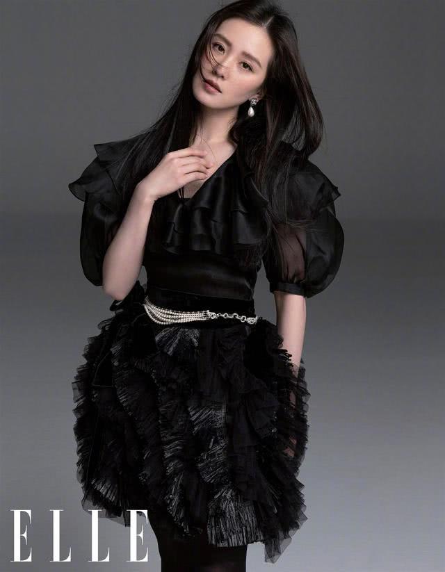 刘诗诗重塑黑长直发造型,静雅沉稳不失活泼散发幸福气息