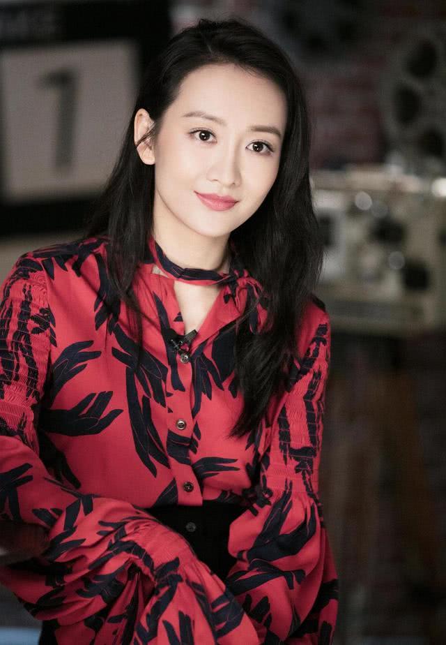 王鸥穿红色印花衬衫配半身裙亮相,37岁迎来颜值巅峰