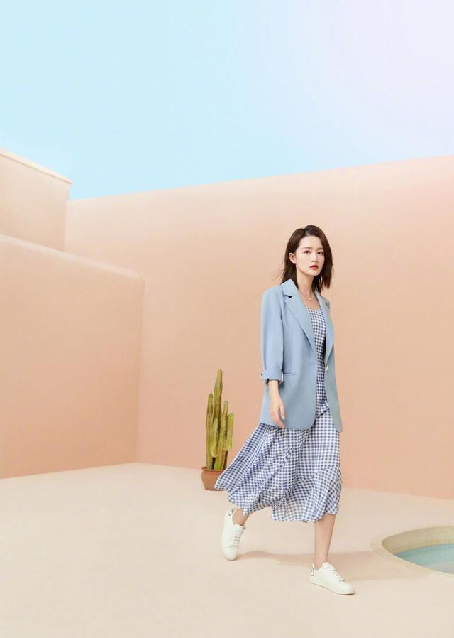 夏天学李沁格纹长裙配蓝色西装，清爽减龄又有少女感