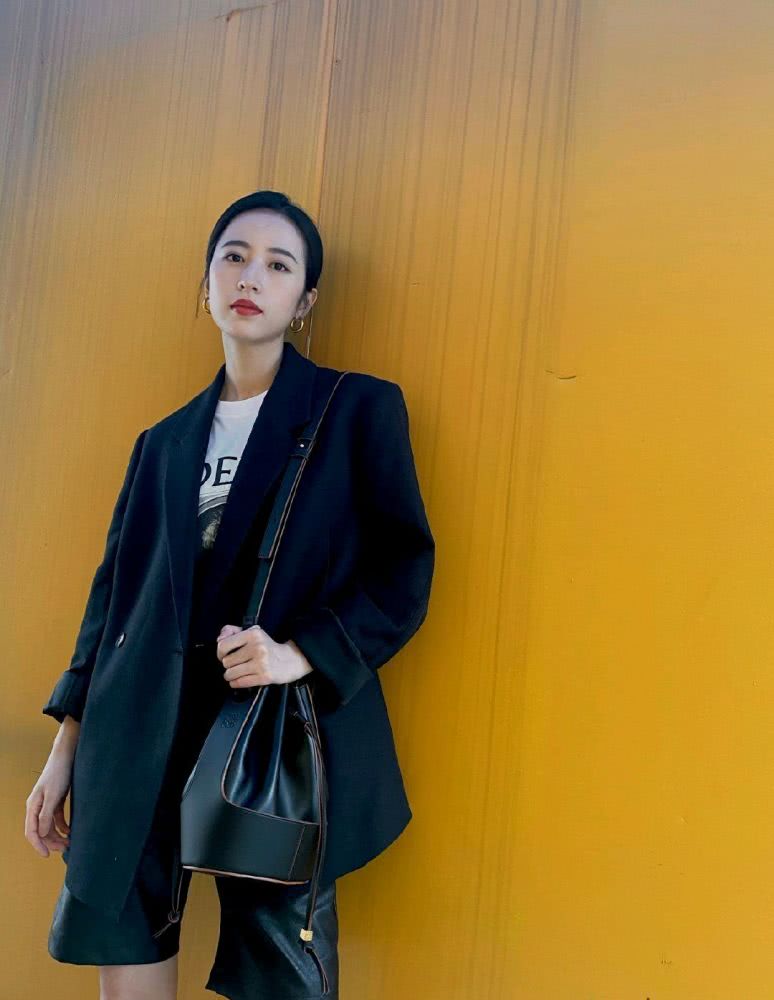 周雨彤穿米白色工装搭配同色系休闲裤,又酷又时尚