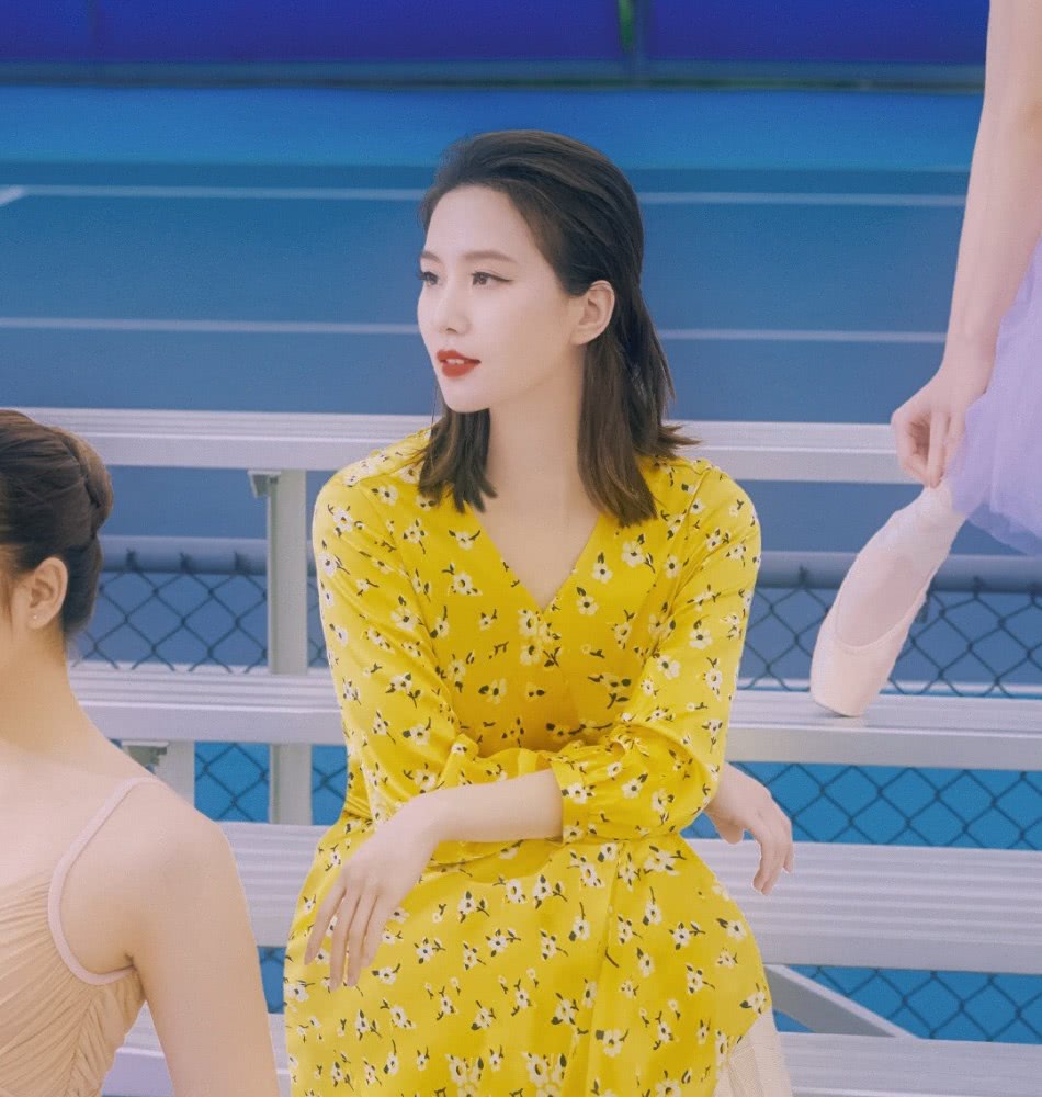 刘诗诗白色纱裙穿出婚礼效果,肩颈线条如同天鹅,这气质绝了!