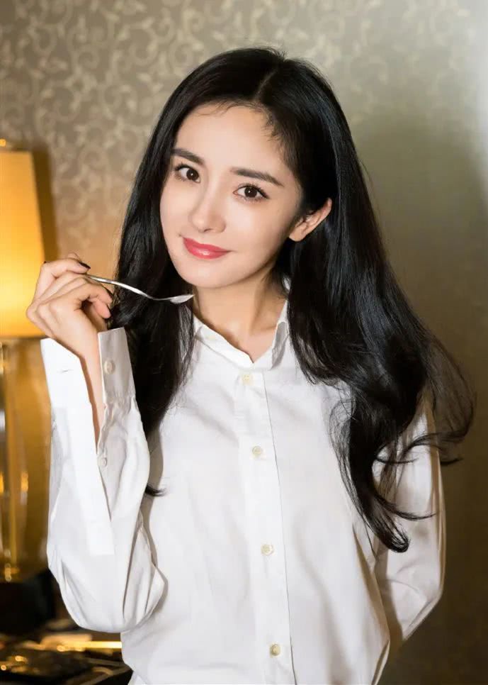 杨幂顶着“高原红”拍时尚杂志,高级感一点都不差