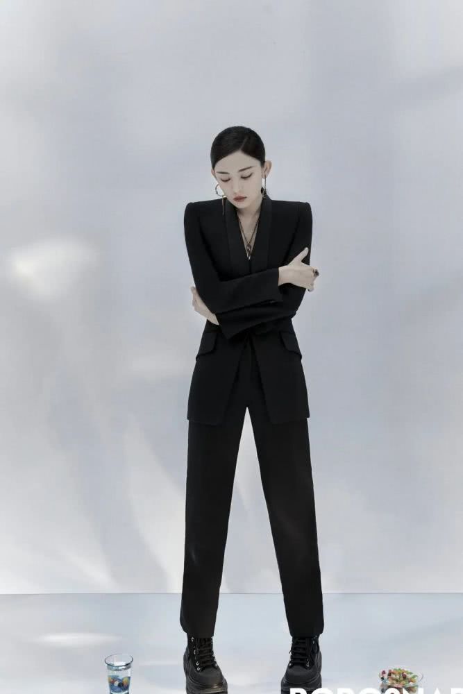 古力娜扎全新大片演绎冷酷职场美人，西装革履气场太强