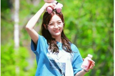 吴宣仪同款发型甜美系必备，双马尾俏皮大波浪温柔