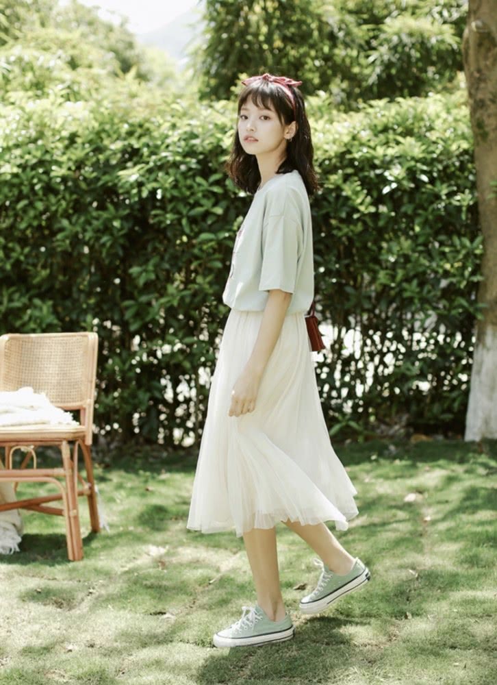 看韩国小姐姐2020春天如何完美诠释CHIC风，休闲又有气质！