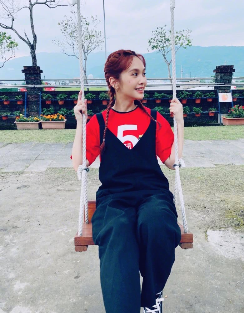 李荣浩老婆杨丞琳穿背带裤扎麻花辫，36岁也活力青春