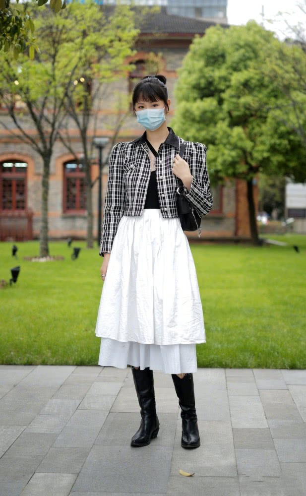 国内街拍：2020流行这款刘海，一点也不非主流