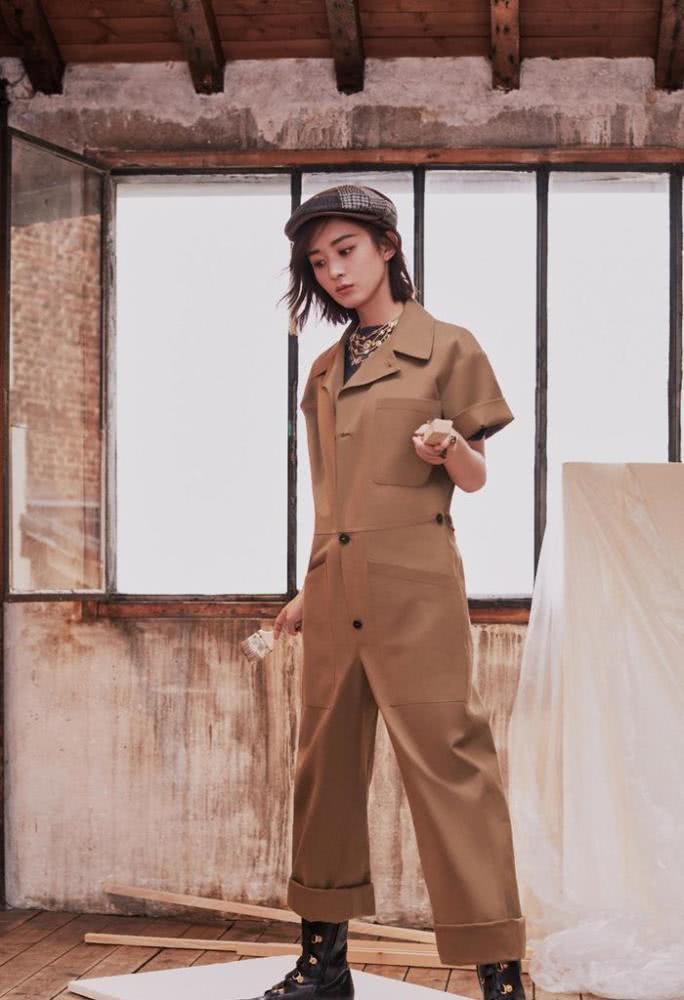 赵丽颖穿粉色连衣裤太减龄，这打扮哪像孩子妈