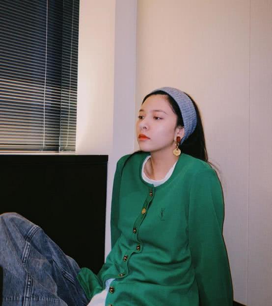 宋妍霏衬衫搭配“爸爸裤”,复古造型好随性