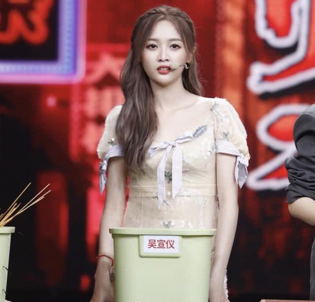 淡黄色公主风连衣裙造型大PK，鞠婧祎完胜欧阳娜娜吴宣仪