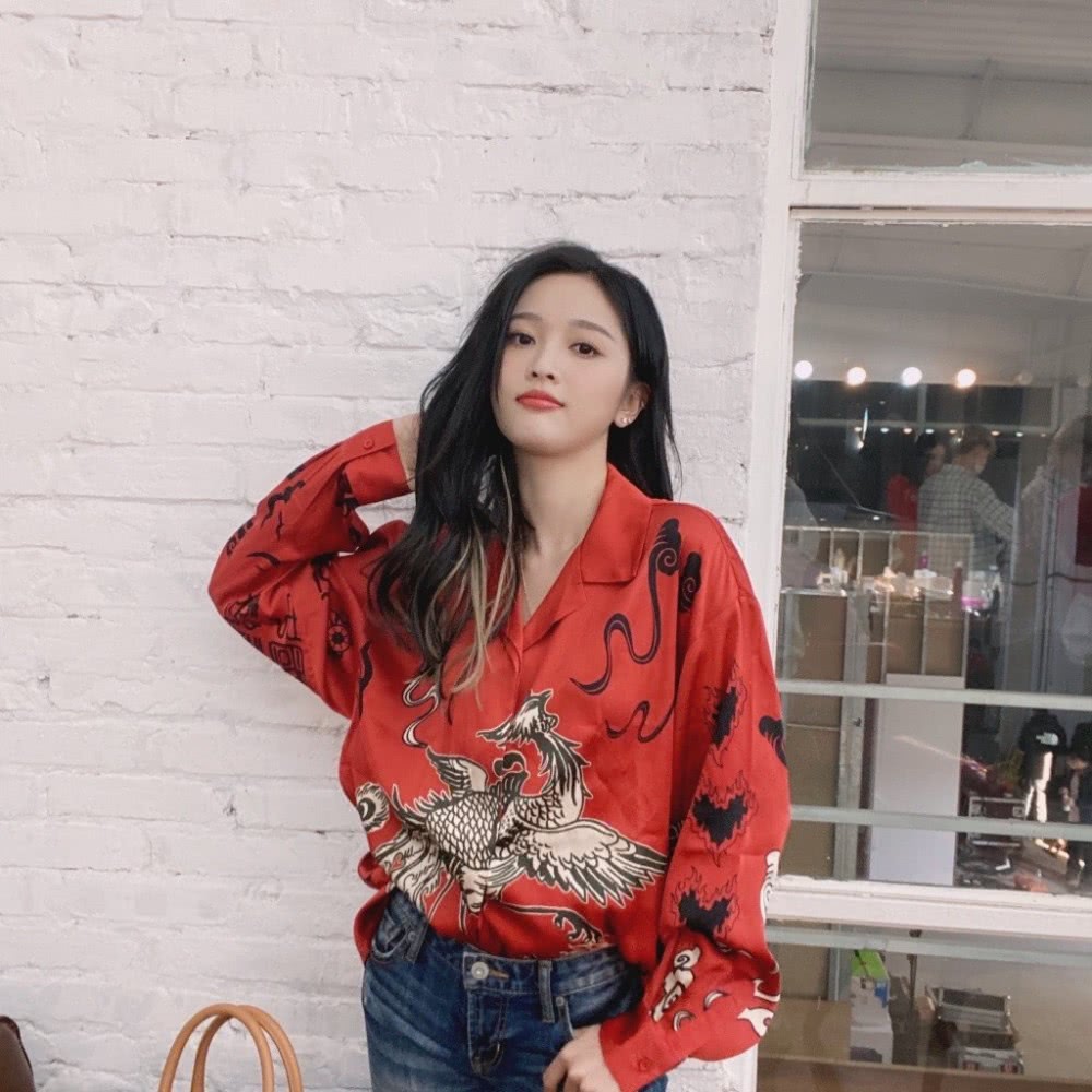 吴宣仪晒私服照，穿刘雯同款仙鹤衬衫配牛仔裤表情可爱太少女