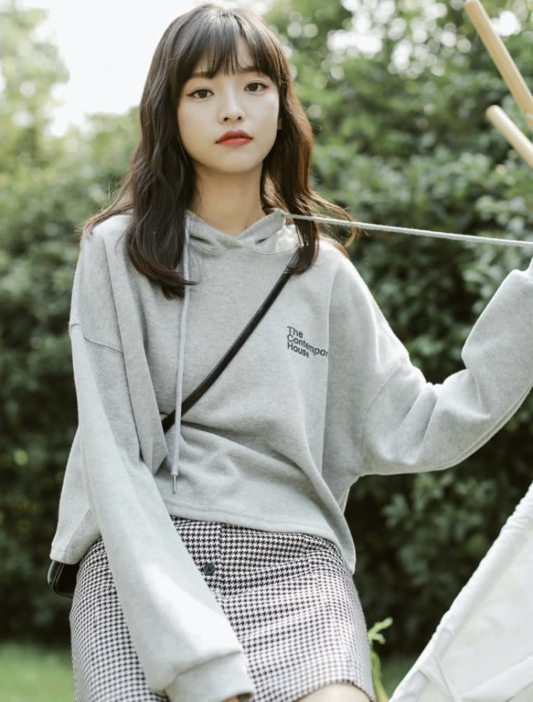 看韩国小姐姐2020春天如何完美诠释CHIC风，休闲又有气质！