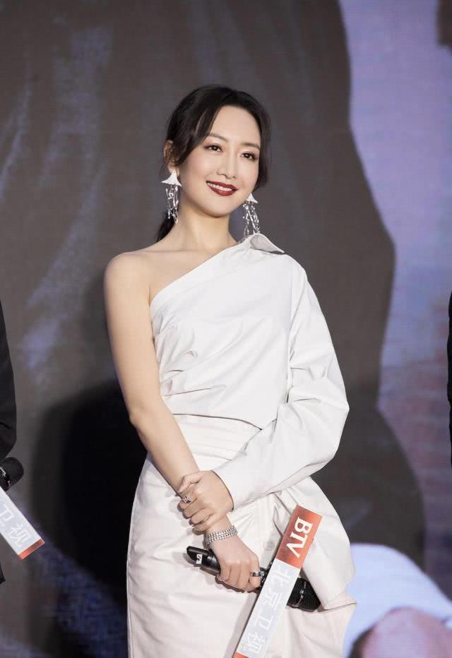 王鸥穿红色印花衬衫配半身裙亮相,37岁迎来颜值巅峰