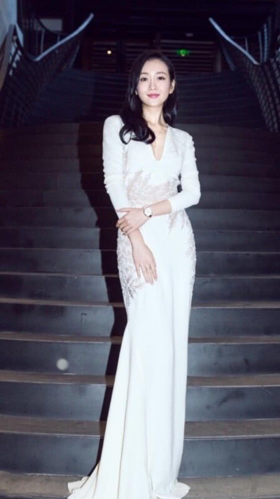 王鸥穿白色礼服太有气质，侧边“雕空”设计太性感